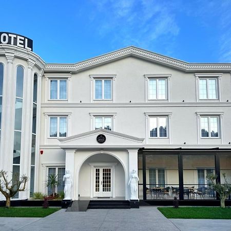Reign Hotel Vorë Exterior foto